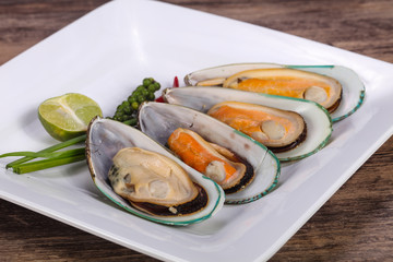 Half mussels with lime and pepper