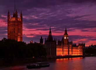 Obraz na płótnie Canvas house of parliament at sun set