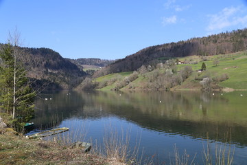 Fototapeta na wymiar Ein kleiner See in den Bergen