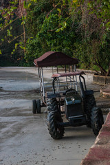 Obraz na płótnie Canvas tractor with trolley on the beach