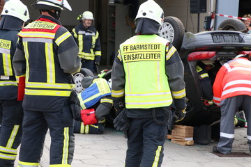 Feuerwehr Rettung nach Verkehrsunfall