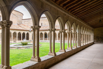 Galerie du cloître de l'Abbaye de Saint-Hilaire