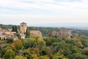 Fototapeta na wymiar L'église romane et les ruines du Château de Saissac