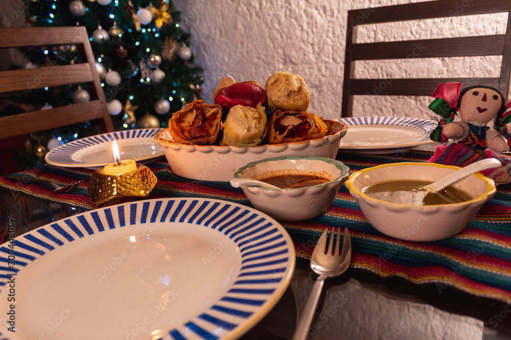 Wall mural tamales comida mejicana tradicional en fiestas de navidad en mesa preparada