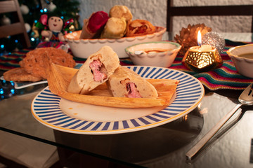 Tamales Comida mejicana tradicional en fiestas de navidad en mesa preparada