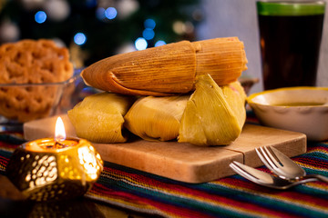 Tamales Comida mejicana tradicional en fiestas de navidad en mesa preparada
