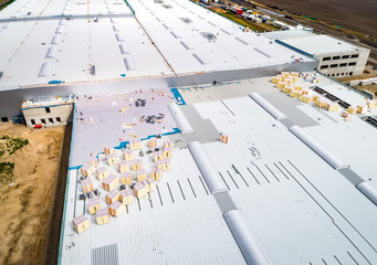 Baustelle einer großen Industriehalle - Luftaufnahme 