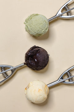 Ice cremes with vanilla, pistachio and chocolate flavor.