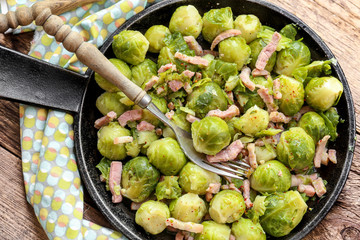 entr&eacute;e : choux de bruxelles et lardons cuits