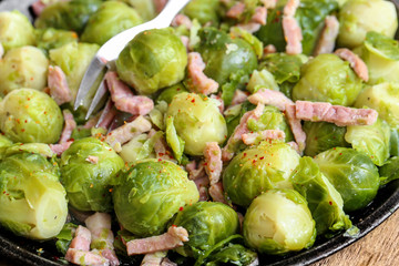 Fototapeta premium entrée : choux de bruxelles et lardons cuits