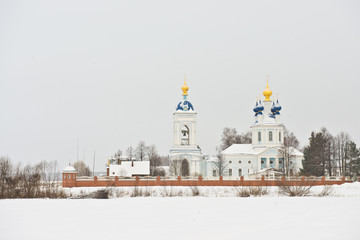 Obraz premium Zimowy krajobraz z klasztorem Zaśnięcia Zaśnięcia (klasztor) założonym w XVII wieku / wieś Dunilowo / obwód Iwanowo / Rosja. Złoty Pierścień Rosji Travel