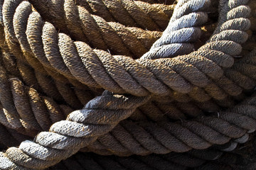 Schiffstrossen sind starke meist armdicke Seile, um Schiffe im Hafen am Liegeplatz sicher...