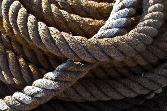 Schiffstrossen sind starke meist armdicke Seile, um Schiffe im Hafen am Liegeplatz sicher festzumachen.