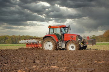 Landwirtschaft - Landwirt pflügt den Ackerboden