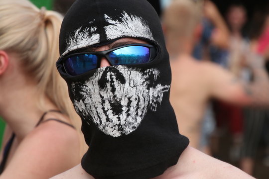 Festivalg&auml;nger mit Maske