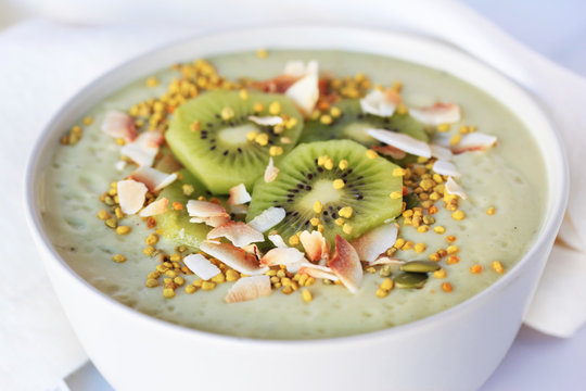 Kiwi Coconut Smoothie Bowl