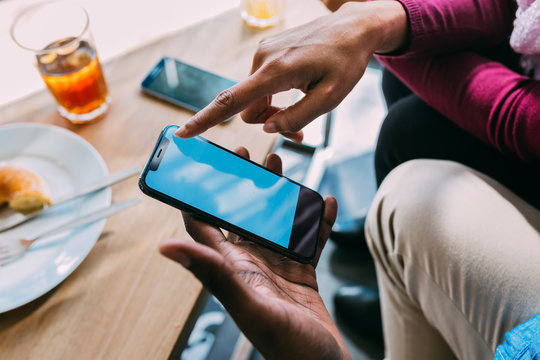 Black couple holding a modern cellphone