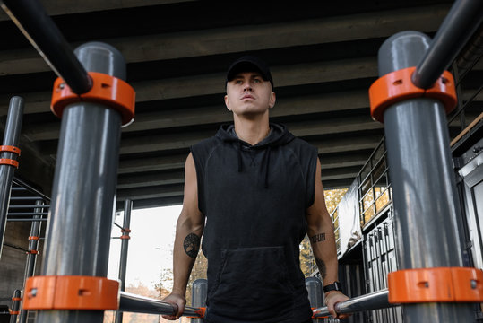 Sportsman training on parallel bars