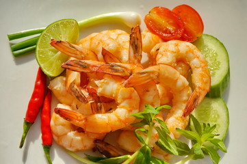 Grilled shrimp, peppers and fresh vegetables.