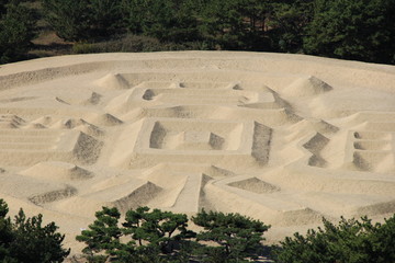 巨大な「銭形砂絵」(香川県)