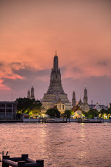 Fototapeta premium Wat Arun im Abendrot