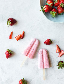 Strawberry popsicle with fresh strawberries
