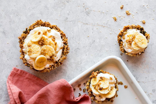 Muesli tarts with yoghurt and banana filling