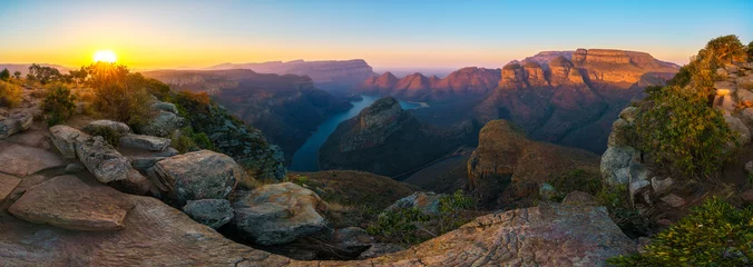 Rolgordijnen drie rondavels en Blyde River Canyon bij zonsondergang, Zuid-Afrika © Christian B.