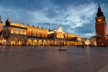 Obraz premium Rynek Główny w Krakowie, Sukiennice, Ratusz i Bazylika Mariacka, Polska