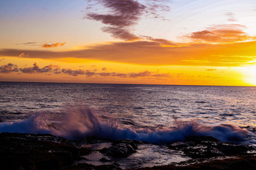Obraz premium Sunset ad wave break in Kauai