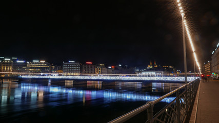 Fototapeta na wymiar Genéve night cityscape viw over the river.
