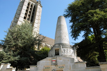 Ville de Noyon, le monument aux morts et le clocher de la cathédrale, département de l'Oise, France