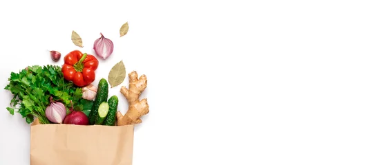 Foto auf Acrylglas Frisches Gemüse Konzept null Abfall, umweltfreundlich, vegetarisch. Flache Bastelpapiertüte mit Pfeffer, Gurken, Ingwer, Zwiebeln, Petersilie, Grün auf weißem Hintergrund einzeln mit Kopierraum. Banner
