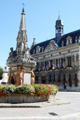 Ville de Noyon, Fontaine du Dauphin (XVIIIe siècle) et l'Hotel de Ville, département de l'Oise, France