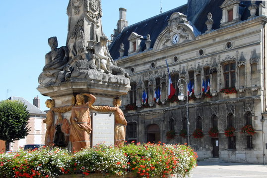 Ville de Noyon, Fontaine du Dauphin fleurie (XVIIIe si&egrave;cle) et l'Hotel de Ville, d&eacute;partement de l'Oise, France