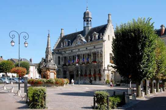 Ville de Noyon, Fontaine du Dauphin (XVIIIe si&egrave;cle) et l'Hotel de Ville, d&eacute;partement de l'Oise, France