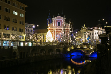 Fototapeta na wymiar Christmas time in the city center full with lights