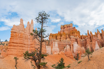 Hiking in the beautiful Queens Garden Trail of Bryce Canyon National Park