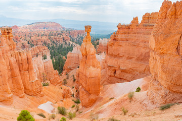 Hiking in the beautiful Queens Garden Trail of Bryce Canyon National Park