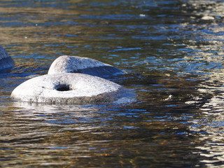 ドーナッツ状の石を写した写真