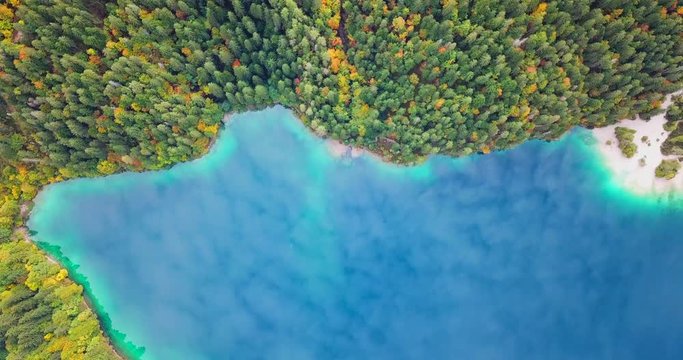 Vista dall'alto acqua e foresta si incontrano tra le montagne, vista paradisiaca