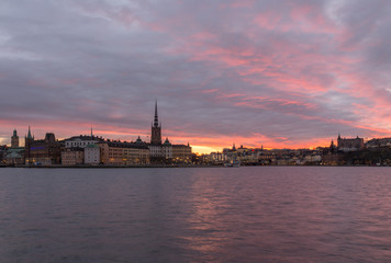 Fototapeta premium Krajobrazy wschodu słońca zimą w Sztokholmie w Szwecji