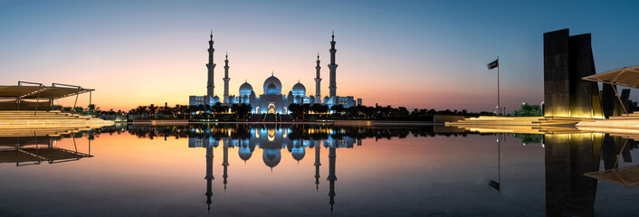 Naklejka premium Mosque reflected on the water in Abu Dhabi emirate of UAE