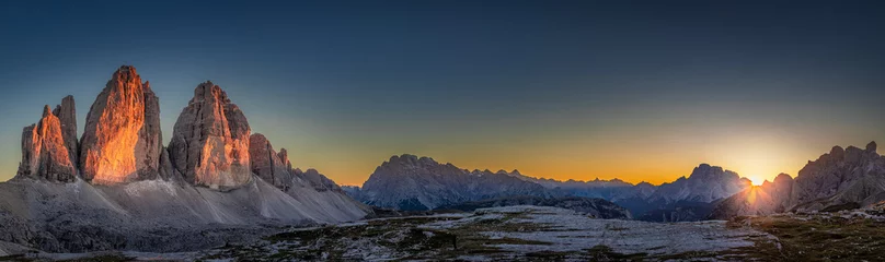 Fototapete Dolomiten Panorama der Drei Zinnen Gipfel in den Dolomiten bei Sonnenuntergang, Italien