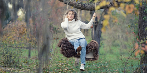 romantischer Park - Frau auf Schaukel