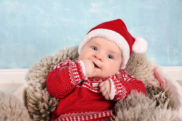 lachendes Baby mit Weihnachtsmütze