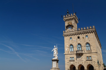 Fototapeta na wymiar SAN MARINO - JULY 2015: Monument on the square in the historic centre of San Marino capital