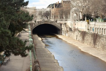 Naklejka premium Vienna center small river running through the city park