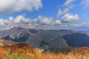 秋の天神峠から谷川岳への登山道からみた風景