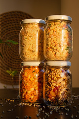 Frascos de vidro com saladas veganas